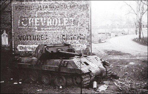 Рисунок 1. "Panther M10" подбитая  брошенная у одной из проселочных дорог (Франция, 1944)