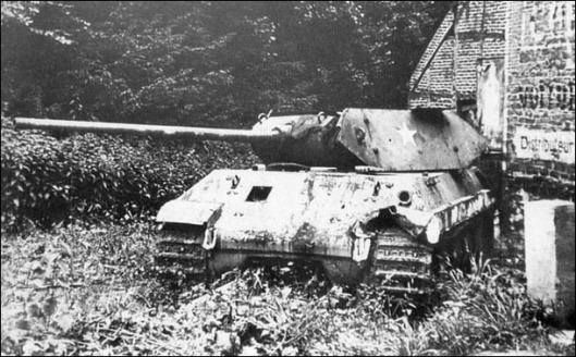 Рисунок 3. Подбитая "Пантера М10", (отчетливо видно отверстие от ББ снаряда слева в ВБЛ) под другим ракурсом, Франция, 1944